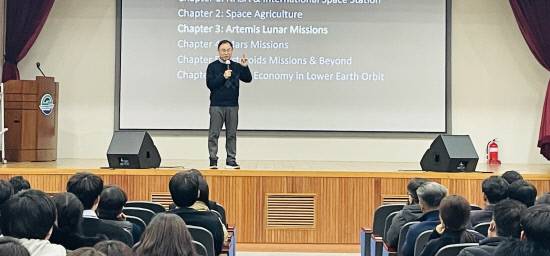 지난 23일 NASA 태양계 홍보대사인 폴 윤 교수가 사천시 공무원을 대상으로 특강을 진행했다. 사진=사천시