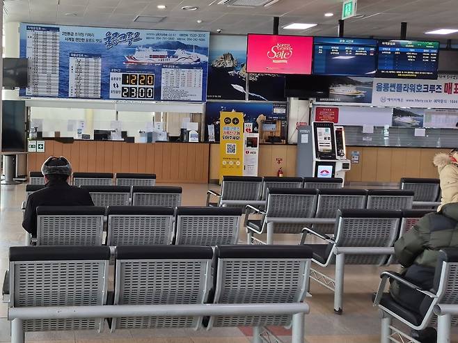 눈부신 설국(雪國)) 너머로 비워지는 섬. 포항행 크루즈 승선을 기다리는 주민의 뒷모습 위로 낭만보다는 생존의 무게가 짙게 내려앉아 있다.