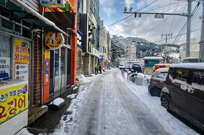 “시간이 멈춰버린 것만 같은 거리.” 여름내 사람들의 발길로 북적였던 저동항 인근 골목 상가들이 굳게 문을 닫은 채 적막에 잠겨 있다. 문을 열수록 손해인 겨울, 텅 빈 거리는 버티는 것조차 사치가 되어버린 울릉 소상공인의 고단한 민낯을 고스란히 드러내고 있다.