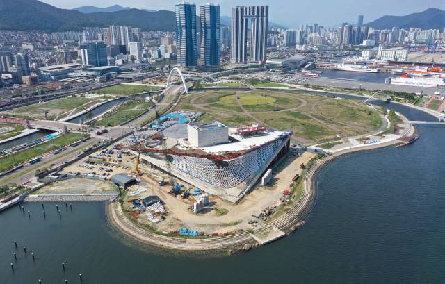 부산항 북항재개발 1단계 오페라하우스와 그 뒤 랜드마크부지. 부산일보DB