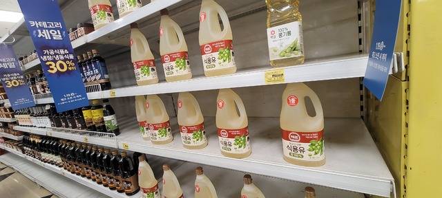 홈플러스 동촌점이 오는 31일을 끝으로 영업을 중단하기로 하면서 물량 공급이 되지 않아 매대 곳곳이 채워지지 않은 모습이다. 권영진 기자