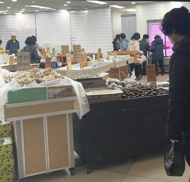 지난 23일 반월당역 지하상가를 지나가던 시민들이 농산물가게를 들러 상품을 구경하고 있다. 김도경 수습기자