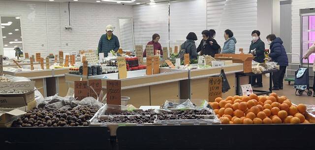 지난 23일 반월당역 지하상가를 지나가던 시민들이 농산물가게를 들러 상품을 구경하고 있다. 김도경 수습기자