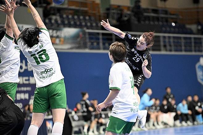 지난 24일 부산시설공단과의 경기에서 공격 중인 광주도시공사 김지현. 한국핸드볼연맹 제공