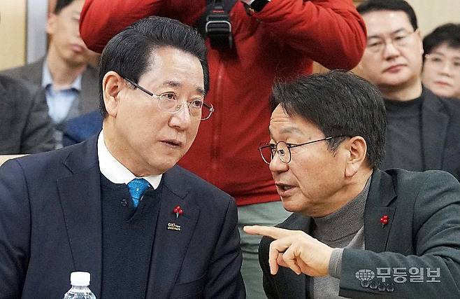 김영록 전남지사와 강기정 광주시장이 25일 광주 김대중컨벤션센터에서 열린 광주·전남 행정통합 특별법 검토 제3차 간담회에서 지역 국회의원들과 특별법 내용에 대해 논의하고 있다. 전남도 제공