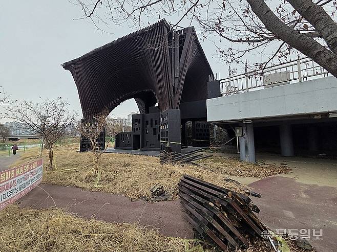 광주 북구 임동에 위치한 광주천 독서실이 지난해 8월 폭우로 상부 목재 구조물 낙하 사고가 난 지 5개월이 지났지만 외국인 작가의 동의를 기다리느라 철거가 늦어진채 방치됐다. 박소영기자 psy1@mdilbo.com