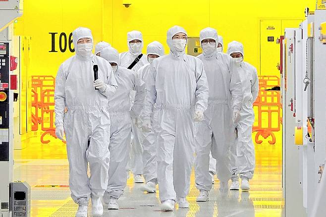 이재용&nbsp;삼성전자 회장이 기흥캠퍼스 내&nbsp;첨단 복합 반도체&nbsp;연구개발(R&D) 센터인 NRD-K 클린룸 시설을 살펴보고 있다. / 사진=삼성전자