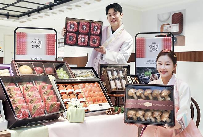 모델들이 신세계백화점에서 본판매 대상인 2026년 설 선물세트를 알리고 있다. [사진=신세계]