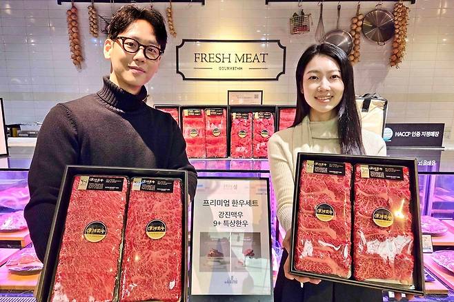 갤러리아백화점 직원들이 2026년 설 선물세트 중 주력 상품을 들고 사진을 찍는 모습. [사진=한화갤러리아]