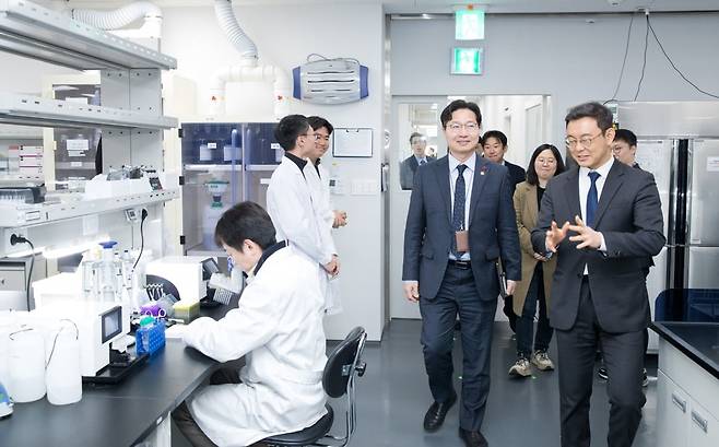 지난 2025년 12월 서울 구로구에 있는 AI 바이오 기업 프로티나를 방문한 구혁채 과학기술정보통신부 제1차관. 사진=과학기술정보통신부 제공
