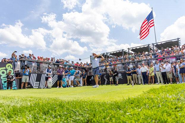 브라이슨 디샘보가 트럼프 내셔널 골프 클럽에서 열린 LIV 골프 베드민스터 2023 1라운드에서 티샷을 하고 있다 (사진 제공=LIV 골프)