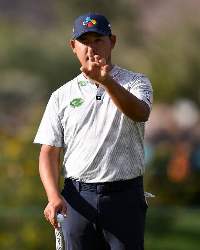 김시우가 PGA 투어 아메리칸 익스프레스 3라운드 경기 도중 손을 펼쳐 그린의 경사를 파악하고 있다. (사진=AFPBBNews)