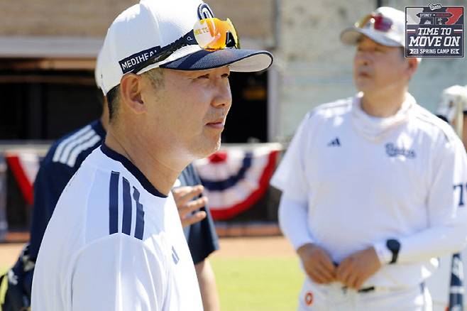 두산베어스 김원형 감독이 스프링캠프 훈련에 앞서 선수단과 미팅을 갖고 있다. 사진=두산베어스