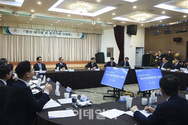 안규백 국방부 장관이 지난 23일 서울 용산구 국방컨벤션에서 방산 대기업 및 중견기업의 상생 협력 방향 모색을 주제로 간담회를 진행하고 있다. (사진=국방부)