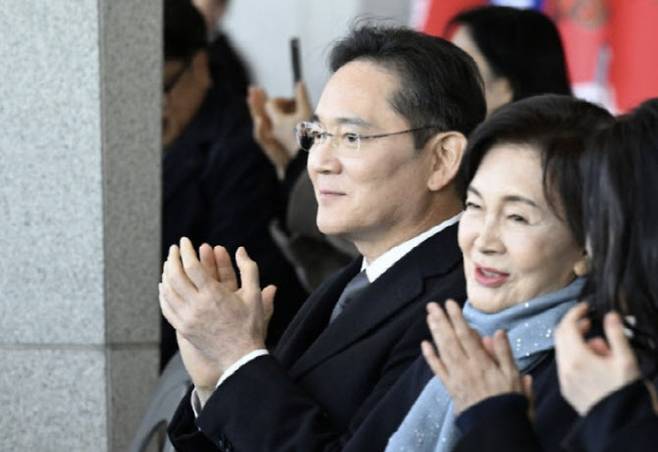 이재용 삼성전자 회장과 홍라희 리움미술관 명예관장이 지난달 11월 28일 경남 창원시 진해구 해군사관학교에서 열린 ‘제139기 해군사관후보생 임관식’에 참석해 있다. (사진=공동취재단)