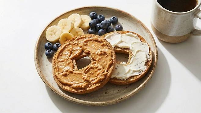 많은 사람들에게 사랑받는 땅콩버터와 크림치즈는 맛의 차이만큼 영양 성분에도 뚜렷한 차이가 있다 | 출처: Gemini 생성