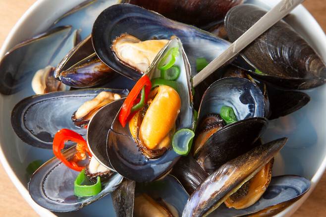 홍합에는 아연, 요오드, 셀레늄 등의 영양소가 풍부해 기분을 북돋우는 데 도움이 된다. 사진=클립아트코리아