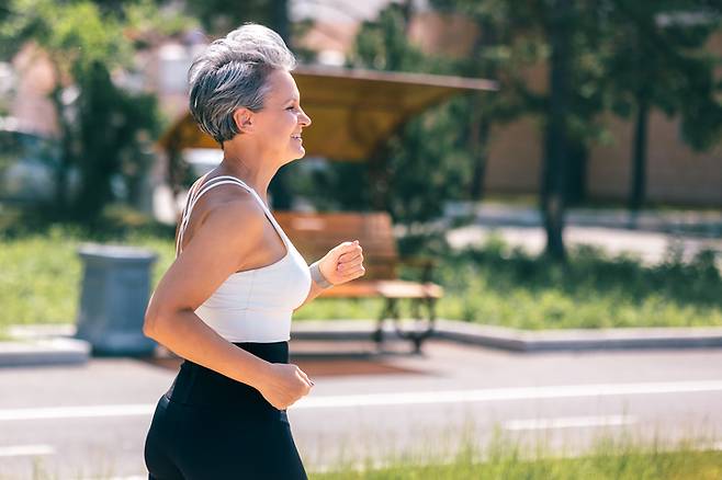 규칙적인 유산소 운동이 뇌의 생물학적 노화를 늦추고 인지 기능을 보호하는 데 실질적인 도움을 줄 수 있다는 연구 결과가 나왔다.사진=게티이미지뱅크