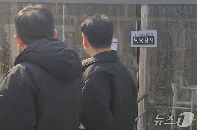 23일 오전 12시 30분쯤 서울 영등포구 여의도에 위치한 카페 '여의의도' 외벽에 코스피 지수판이 걸려 있다. 2026.1.23/뉴스1 ⓒ News1 유채연 기자