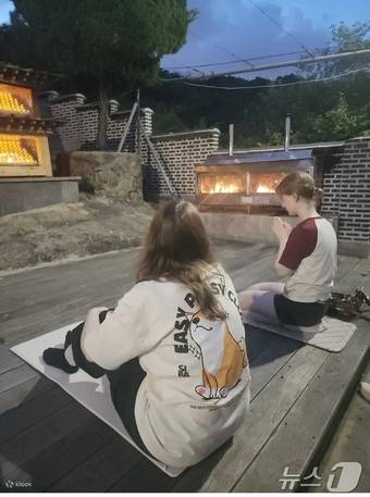 인왕산에서 한국 무속 반나절 영적 가이드 투어를 참여하는 외국인 관광객들(클룩 제공)