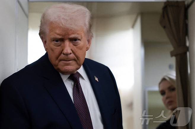 도널드 트럼프 미국 대통령이 22일(현지시간) 스위스 다보스에서 열린 세계경제포럼(WEF)에 참석한 뒤 워싱턴DC 백악관으로 복귀하기 위해 탑승한 에어포스원(미 대통령 전용기)에서 기자들의 질문을 듣고 있다. 2026.01.22. ⓒ 로이터=뉴스1 ⓒ News1 류정민 특파원