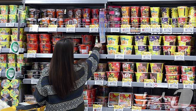 서울 한 대형마트 라면 진열대 모습. ⓒ News1 김명섭 기자