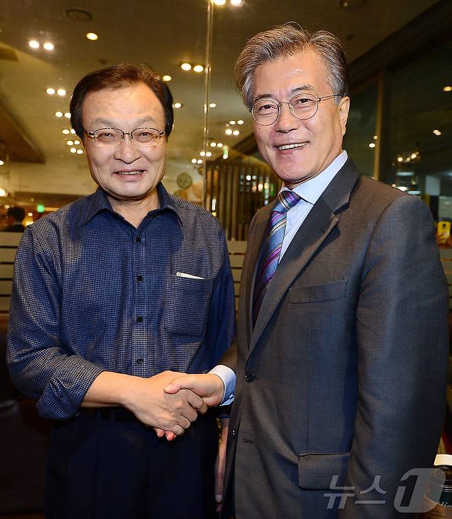 베트남 출장 중 심근경색으로 위중한 상태에 빠졌던 이해찬 민주평화통일자문회의 수석부의장이 25일 베트남 호찌민에서 향년 73세를 일기로 별세했다. 사진은 지난 2016년 10월 20일 당시 문재인 전 더불어민주당 대표와 서울 서대문구 이화여대 아트하우스 모모영화관에서 열린 제3회 사람사는세상 영화제 개막식에서 인사 나누는 모습. 2026.1.25/뉴스1
