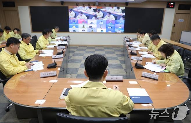 아프리카돼지열병(ASF) 중앙사고수습본부가 25일 김종구 농림축산식품부 차관 주재로 방역조치 강화를 논의하는 회의를 개최하고 있다. (농림축산식품부 제공. 재판매 및 DB금지) 2026.1.25 ⓒ 뉴스1