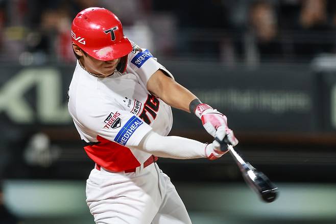 KIA 김도영이 25일 광주-기아 챔피언스 필드에서 열린 2025 KBO리그 LG전에서 1-3으로 뒤진 4회말 무사 만루에서 대타로 나서 동점 2타점 적시타를 때리고 있다. 사진 | KIA 타이거즈