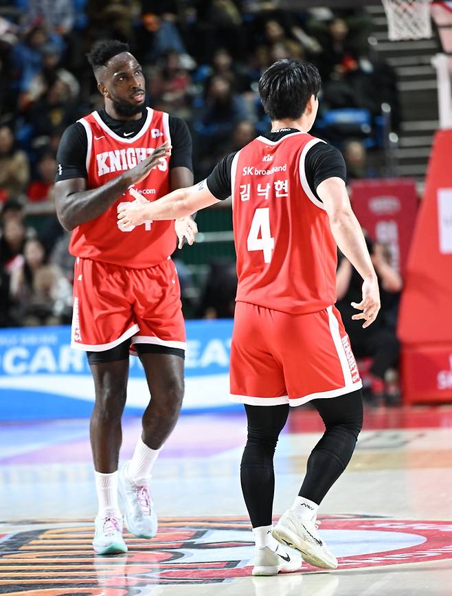 서울 SK 김낙현이 서울 잠실학생체육관에서 열린 2025~2026 LG전자 프로농구 KT전에서 자밀 워니와 하이파이브를 하고 있다. 사진 | KBL