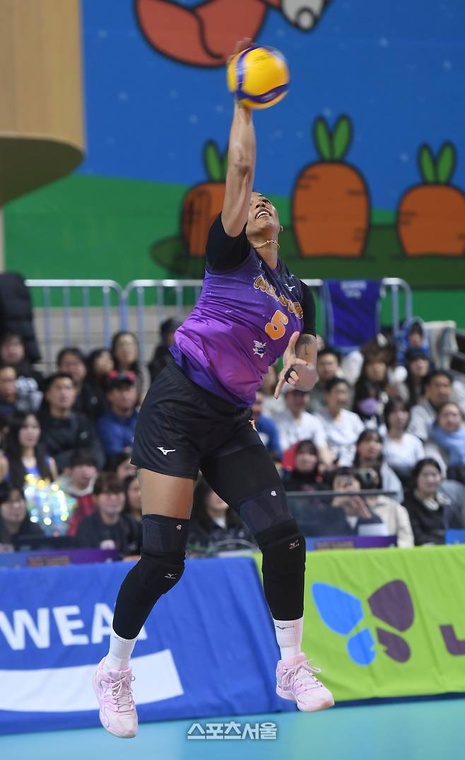 스파이크 서브 퀸을 차지한 실바가 25일 춘천 호반체육관에서 열린 2025-2026 V-리그 올스타전에서 서브를 넣고 있다.  2026. 1. 25. 춘천 | 최승섭기자 thunder@sportsseoul.com
