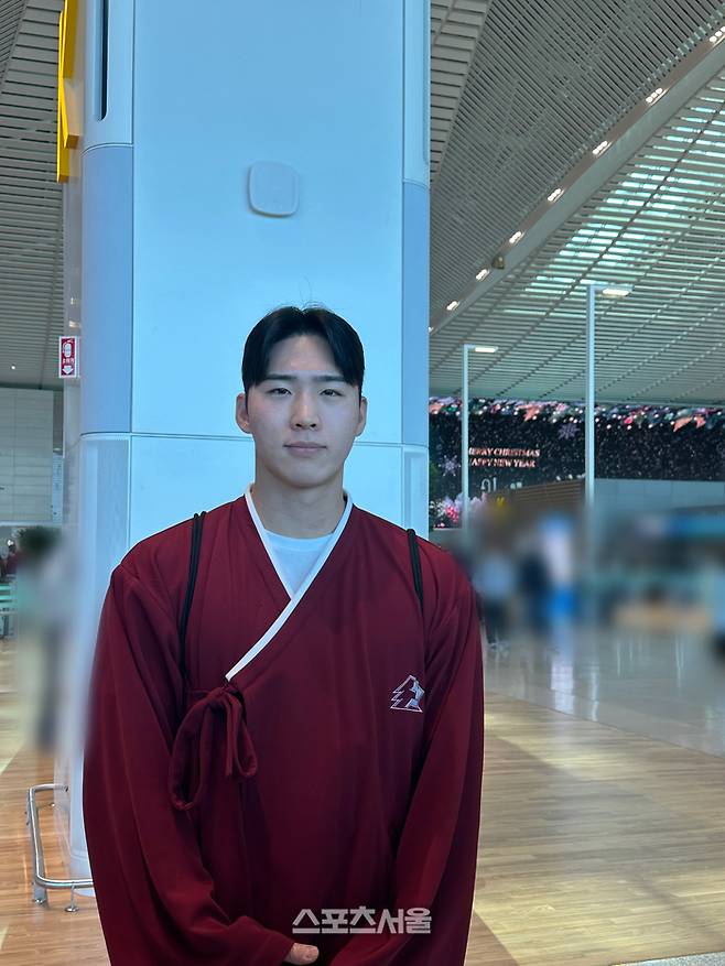 키움 이주형이 22일 인천국제공항 제2터미널에서 출국하기 전 취재진의 인터뷰에 응하고 있다. 인천공항 | 이소영 기자 sshong@sportsseoul.com