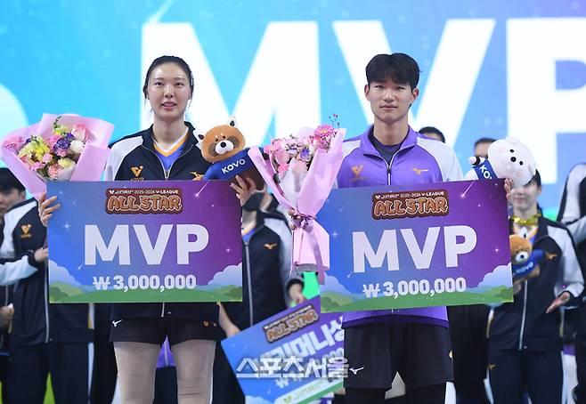 양효진과 김우진이 25일 춘천 호반체육관에서 열린 2025-2026 V-리그 올스타전 시상식에서 MVP를 받은 후 포즈를 취하고 있다.  2026. 1. 25. 춘천 | 최승섭기자 thunder@sportsseoul.com