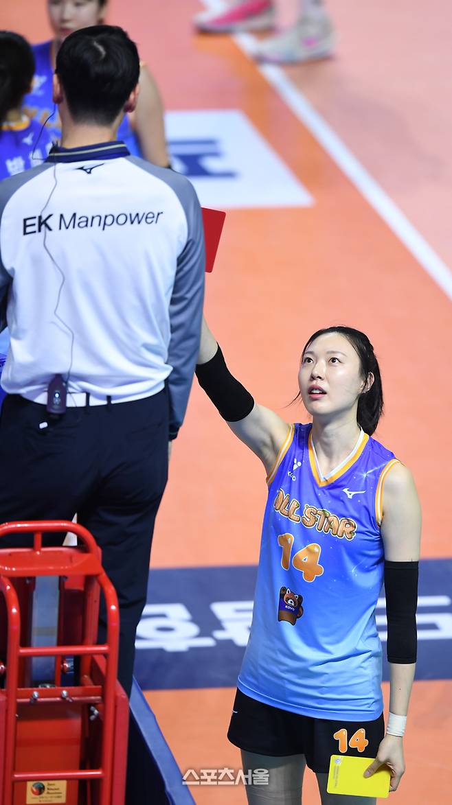 양효진이 25일 춘천 호반체육관에서 열린 2025-2026 V-리그 올스타전에서 송인섭 주심에 레드카드를 주고 있다.  2026. 1. 25. 춘천 | 최승섭기자 thunder@sportsseoul.com