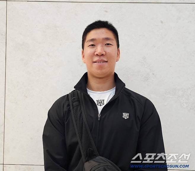 선발대 출국전 인터뷰에 임한 KT 고준혁. 김영록 기자