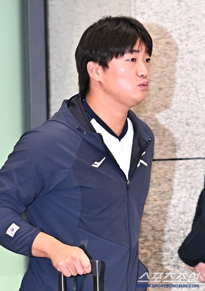 20일 오후 야구국가대표팀 선수들이 인천공항 제1터미널을 통해 귀국했다. 입국장을 나서고 있는 고우석. 인천공항=송정헌 기자songs@sportschosun.com/2026.01.20/