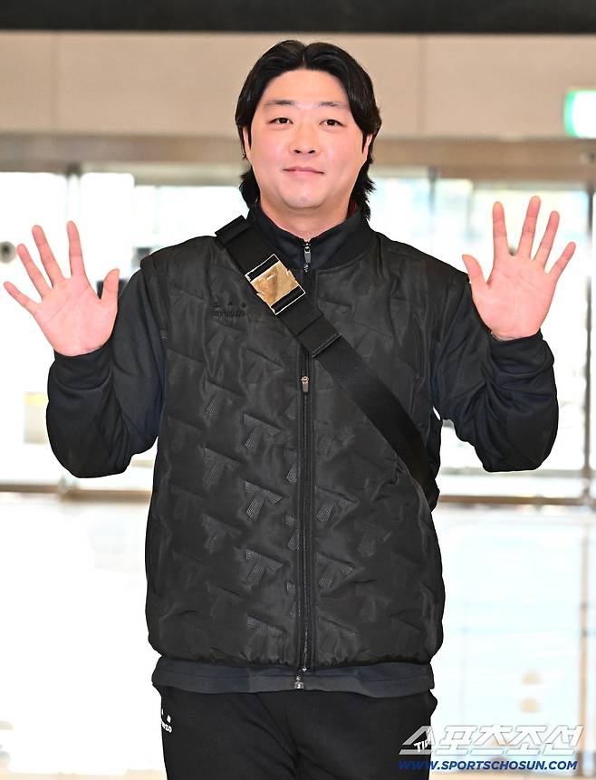 23일 오후 KIA 타이거즈 선수단이 김포공항을 통해 전지훈련이 열리는 일본으로 출국했다. 포즈를 취하고 있는 KIA 김범수. 김포공항=송정헌 기자songs@sportschosun.com/2026.01.23/