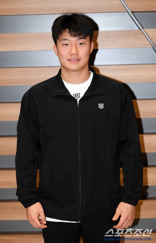 KT 위즈 선수단이 21일 인천국제공항을 통해 스프링캠프가 열리는 호주로 출국했다. 김건휘가 포즈를 취하고 있다. 인천공항=박재만 기자 pjm@sportschosun.com/2026.01.21/