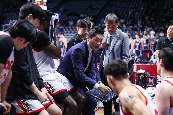 [현장인터뷰] SK 전희철 감독 양우혁과 1대1 동영상. 다니엘 POA 디펜더 가능하다 판단