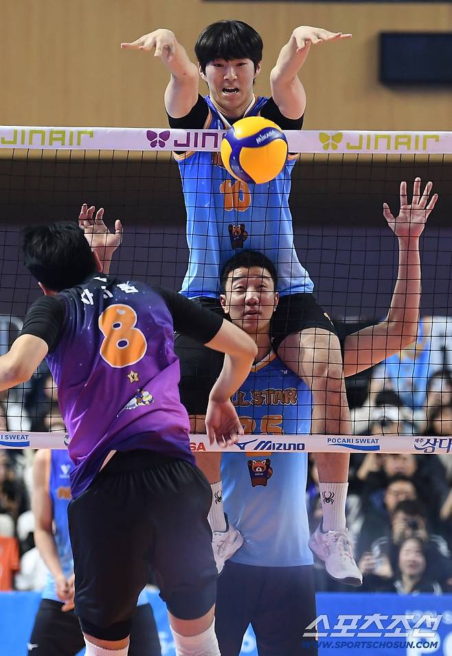 2025-2026 V리그 올스타전이 25일 춘천시 호반체육관에서 열렸다. 김진영, 신영석이 준비한 퍼포먼스를 펼치고 있다. 춘천=박재만 기자 pjm@sportschosun.com/2026.01.25/