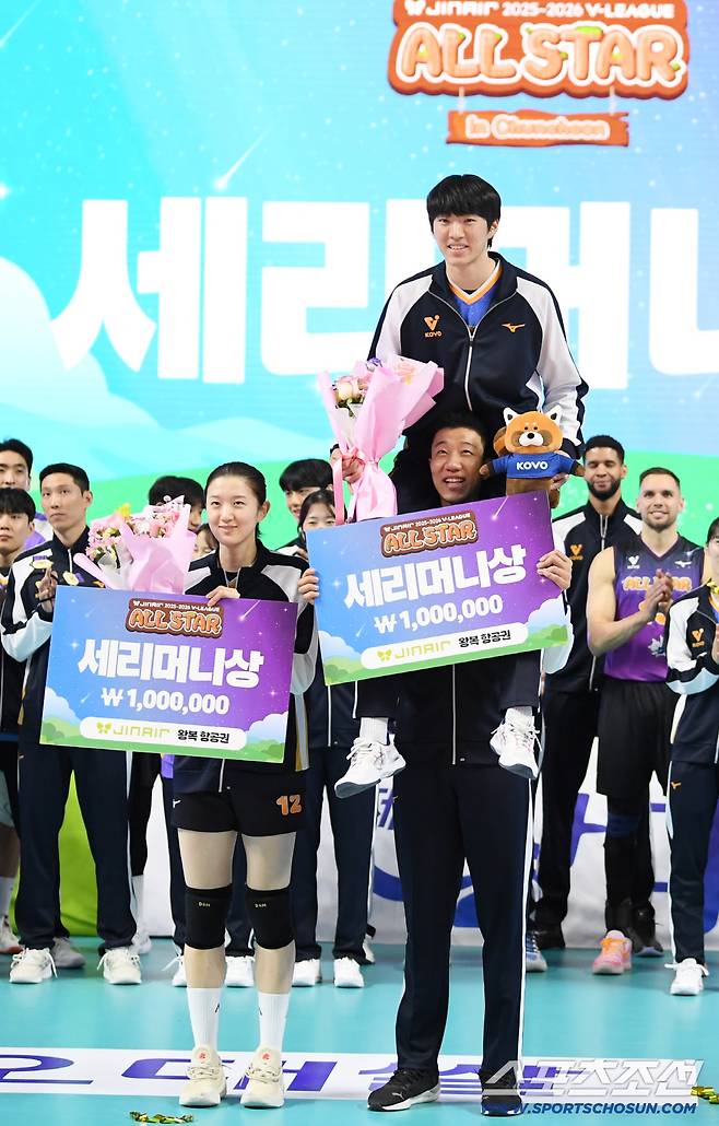 2025-2026 V리그 올스타전이 25일 춘천시 호반체육관에서 열렸다. 세리머니상을 수상한 이다현, 신영석, 김진영이 기념촬영을 하고 있다. 춘천=박재만 기자 pjm@sportschosun.com/2026.01.25/