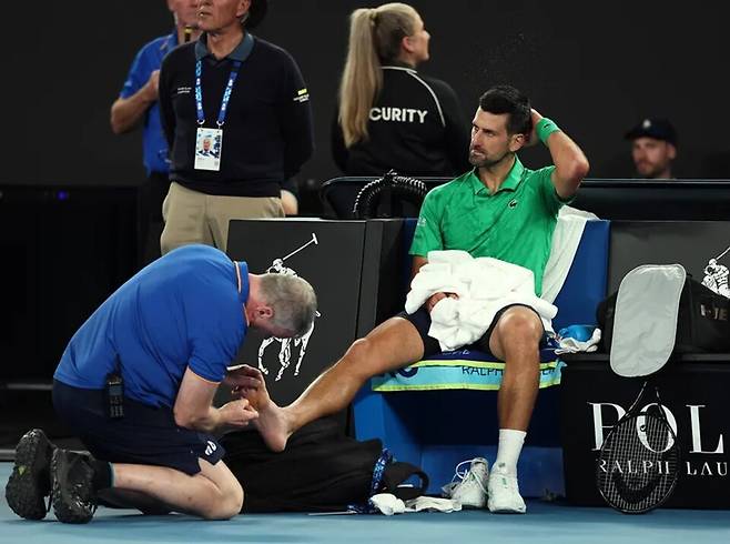 치료 중인 노박 조코비치.