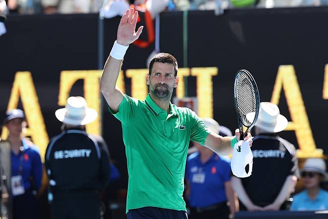 조코비치, 멘시크 기권으로 호주오픈 8강 진출 확정