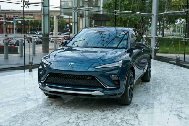 GM 본사 정문에 전시된 한국GM 생산 뷰익 엔비스타