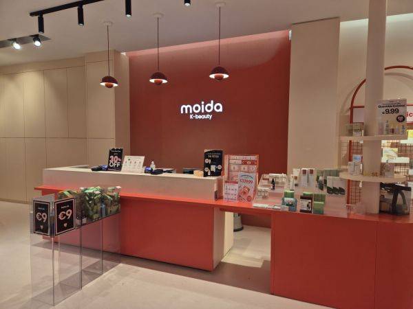 파리 시내에 위치한 모이다 매장 내부 모습. 약 40~50여개 브랜드들이 입점해 있다. 영국에는 1호점 웨스트필드 런던(Westfield London)점을 시작으로 3개 매장을 두고 있다.