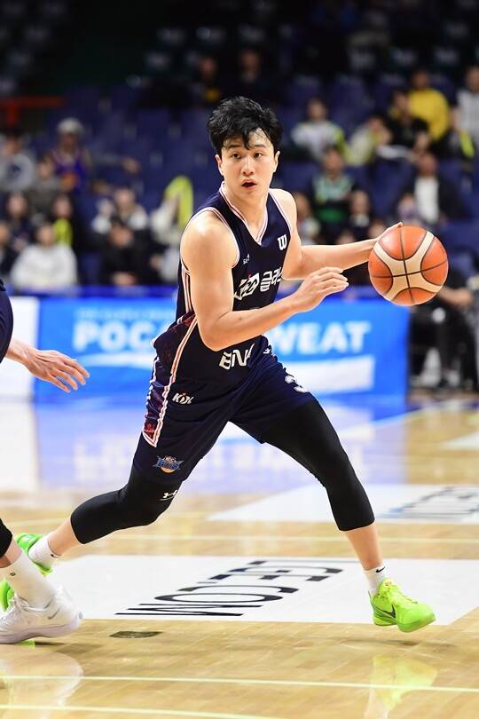 완패한 KCC, 미소 짓지 못한 허웅