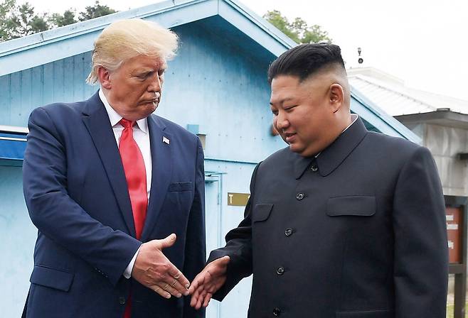 도널드 트럼프 미국 대통령(왼쪽)과 북한 김정은이 지난 2019년 6월 판문점에서 만나 악수를 하고 있다. /AP 연합뉴스