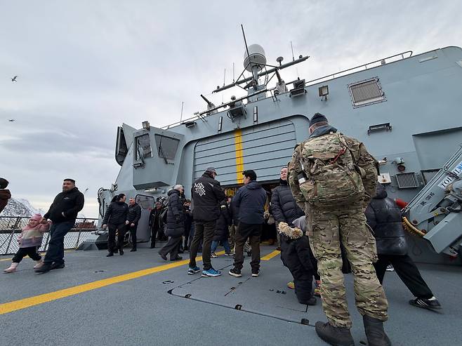 24일 그린란드 누크항에 정박한 덴마크 해군 호위함 HDMS 베데렌(Vædderen·F359)호 갑판에서 한 군인이 행사를 관람하는 주민들을 지켜보고 있다./원선우 특파원