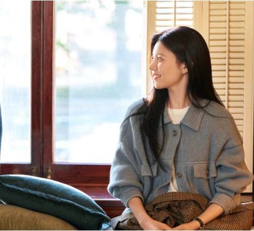 배리(Barrie)의 톱과 스커트. 넷플릭스.