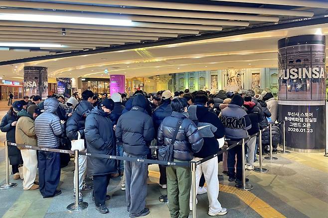 롯데백화점 잠실점 2층에 개장한 '무신사 스토어'에 입장하기 위해 고객들이 지하1층 트레비분수 앞에서 줄을 서고 있다. /롯데백화점 제공